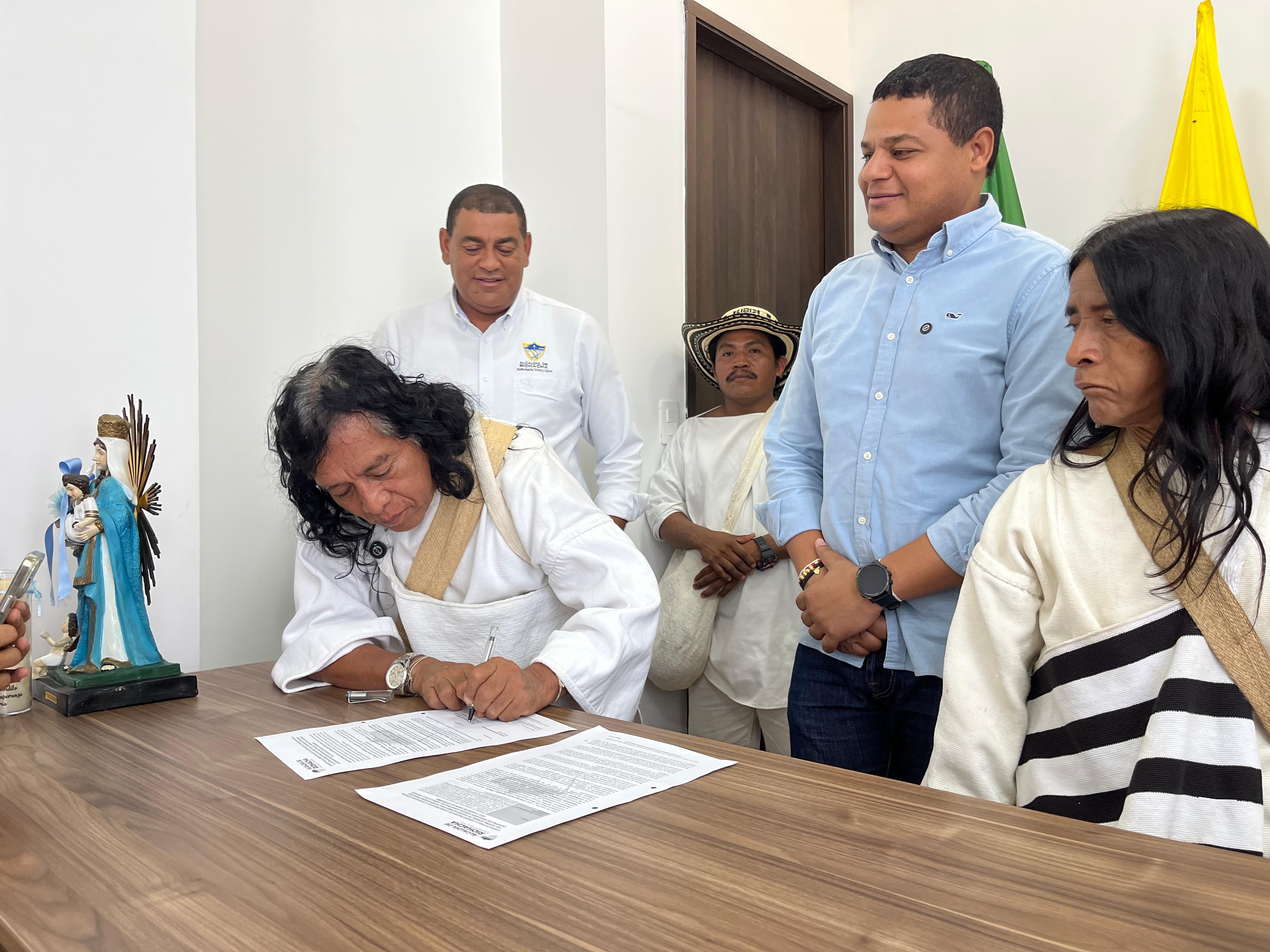 imagen de Alcalde Genaro Redondo firma convenio que fortalece las tradiciones de los resguardos Kogui–Malayo–Arhuaco
