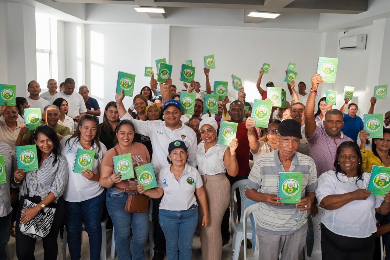 imagen de Alcalde Genaro Redondo fortalece la labor de los líderes comunales, con entrega de dotación